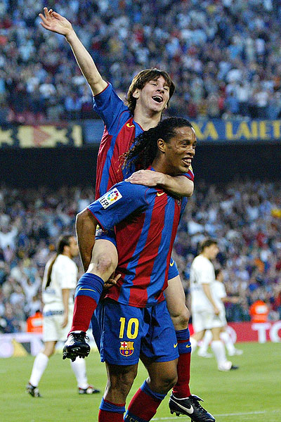 Месси: "Было невероятно, когда после гола я прыгнул на спину Роналдиньо"