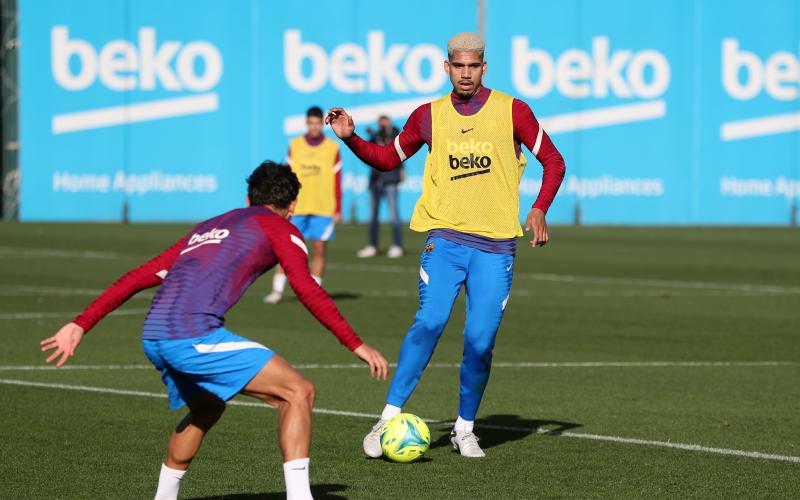 «Ювентус» внимательно следит за переговорами защитника Рональда Араухо по продлению контракта с «Барселоной».