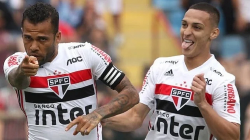 Дани Алвес хочет, чтобы талант «Аякса» присоединился к «Барсе» этим летом