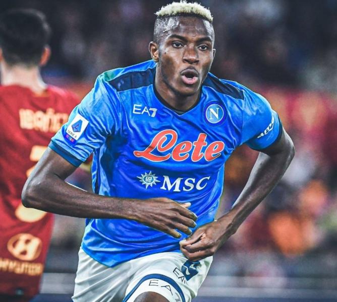 Сразу два клуба АПЛ борются за Осимхена.