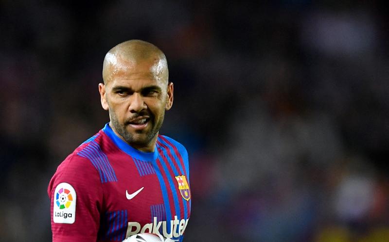 Дани Алвес хочет остаться с Хави