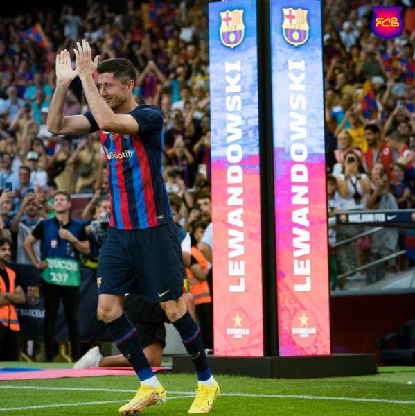 Левандовский забил первый гол за «Барселону»