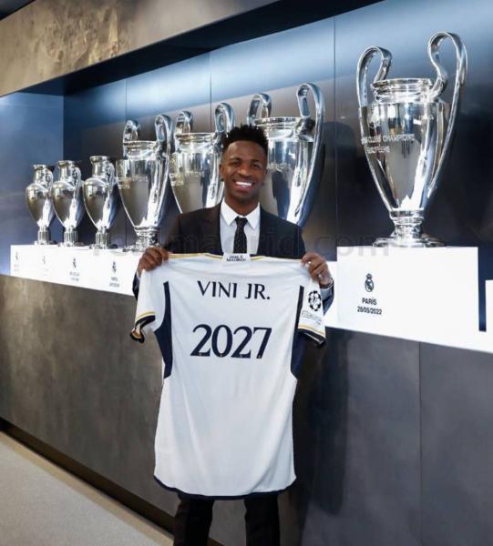 Официально: Винисиус продлил контракт с «Реалом»