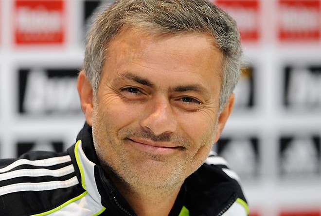 редкий кадр - улыбающийся Моуриньо