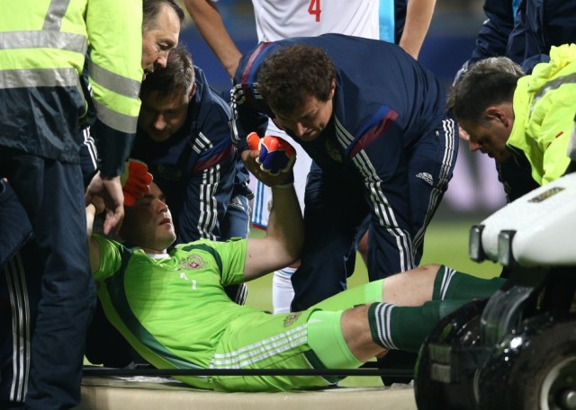 Акинфеев простил фанатов Черногории за файер