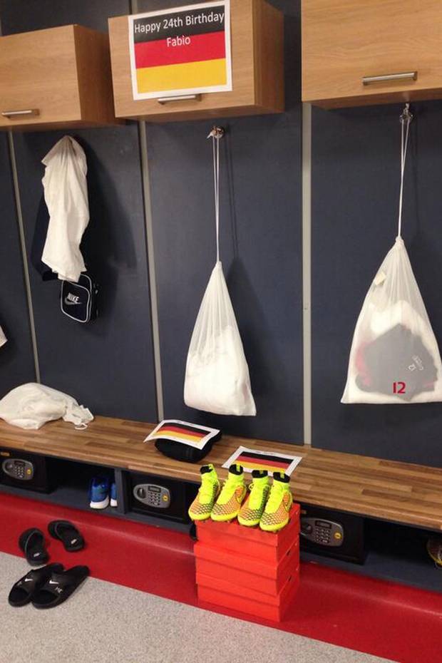 В «Кардиффе» бразильца Фабио поздравили с днем рождения немецкими флагами