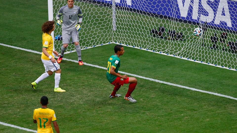 Камерун сравнивает счет в матче против Бразилии