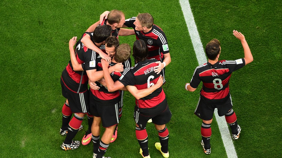 Германия шокирует Бразилию