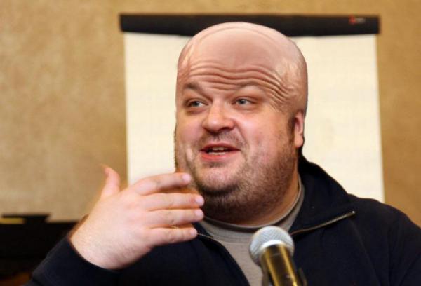 Телекомментатор Василий Уткин постригся налысо 