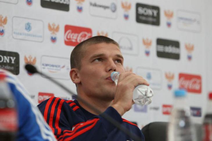 Денисов попал в больницу и не сыграет с Францией