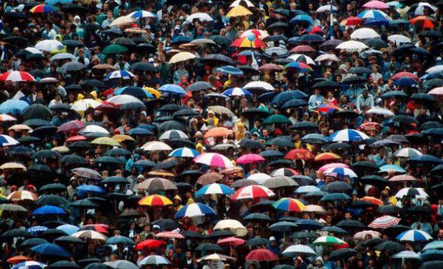 Болельщики Дармштадта на стадионе прячутся от дождя вот таким "дедовским" методом