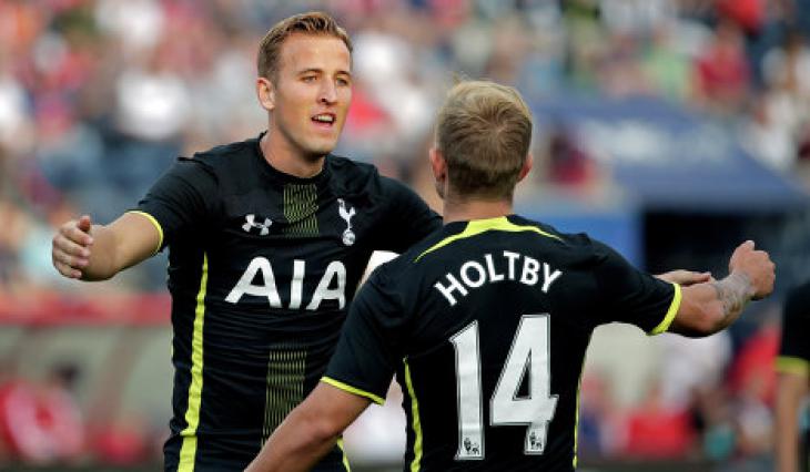 Кейн празднует гол с Холтби