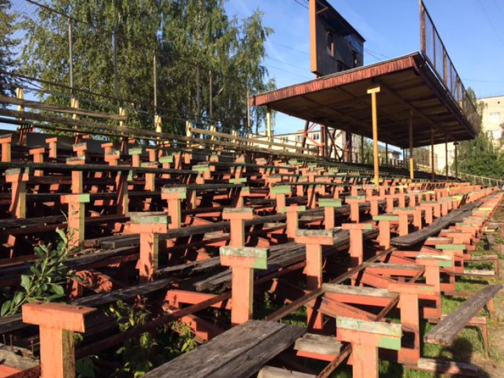 Трибуны стадиона в Пешелани