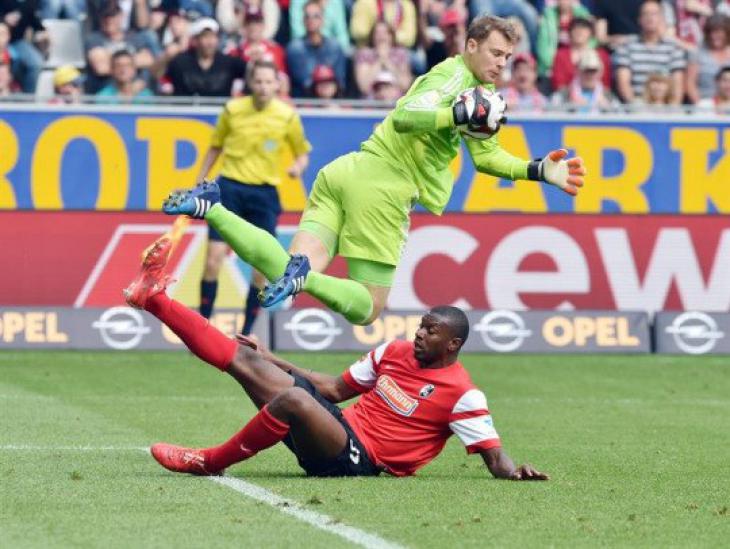 Нойер в матче с Фрайбургом