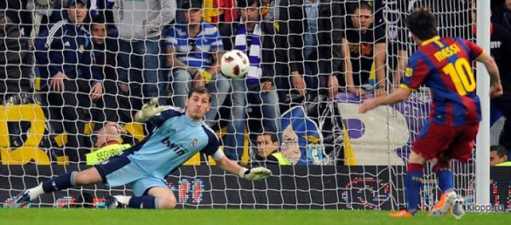 месси бьёт пенальти