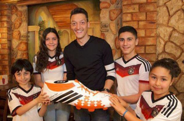 Озил собирается оплатить 23 детские операции