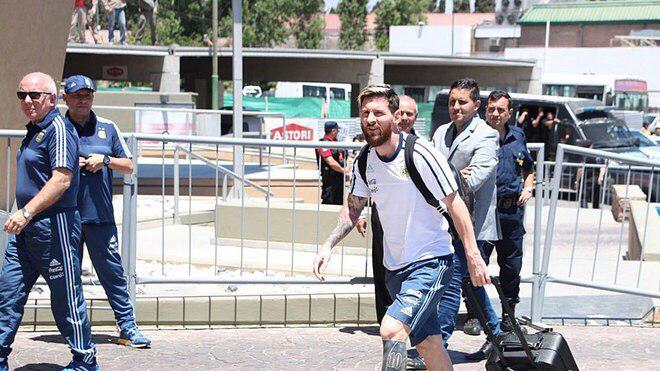 Месси и еще несколько игроков Аргентины вырвало во время посадки самолета