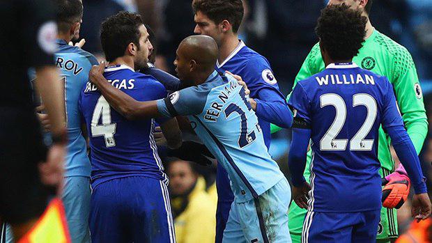 FA никак не наказала Фабрегаса за провокацию Фернандиньо