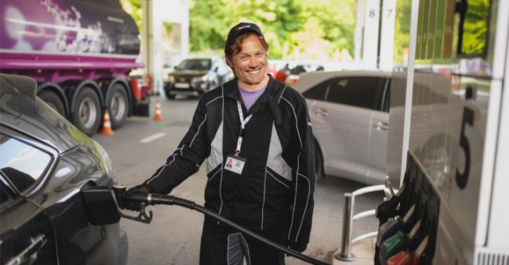 Карпин и футболисты «Торпедо» 8 марта будут заправлять автомобили жительниц Армавира