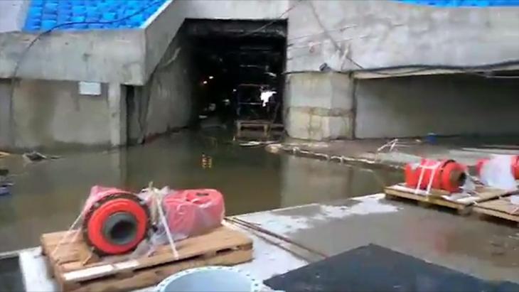 «Крестовский» затопило водой
