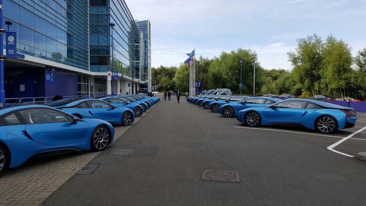 Владелец «Лестера» подарил игрокам 19 новеньких авто BMW i8