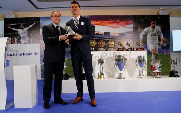 Роналду получает награду лучшего бомбардира в истории Реала 