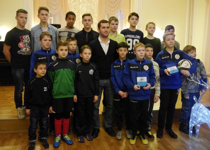 Неймар, Пике и Хави отправили письма в детские дома России