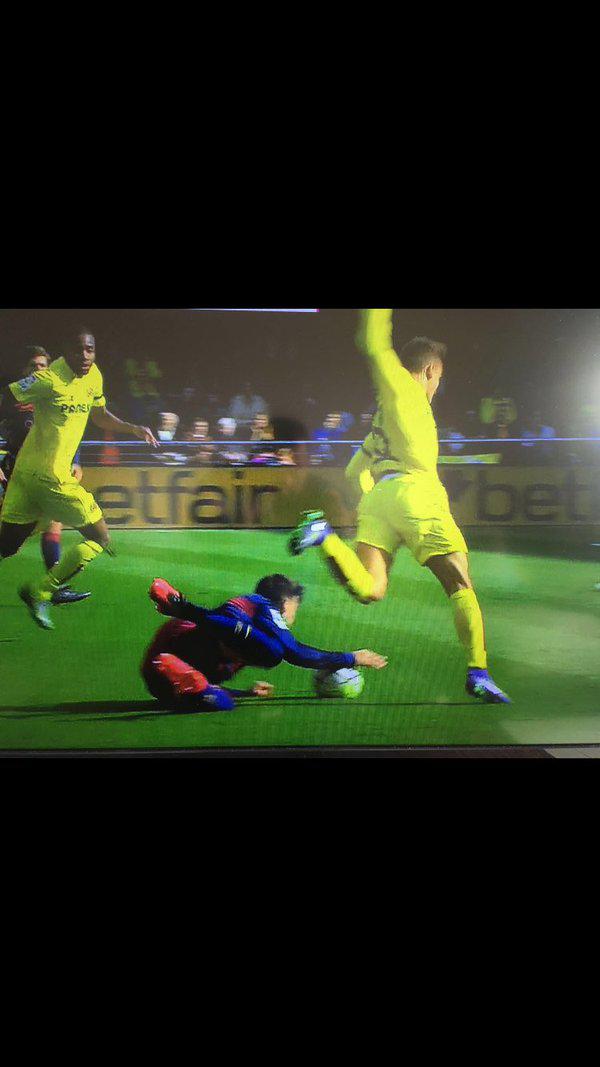 Хавбек «Вильярреала» опубликовал кадр, где Пике сыграл рукой