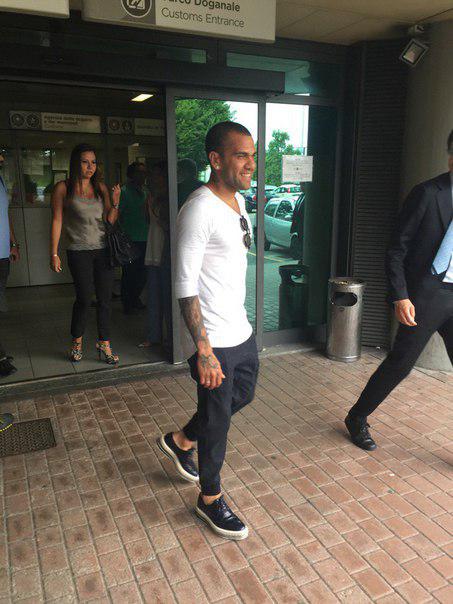 Дани Алвес прибыл в Турин