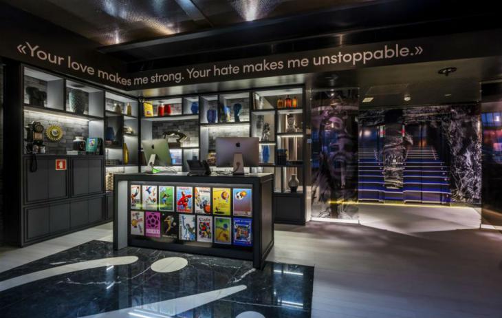 Надпись в отеле Роналду - «Ваша любовь делает меня сильнее, а ненависть – неудержимым»