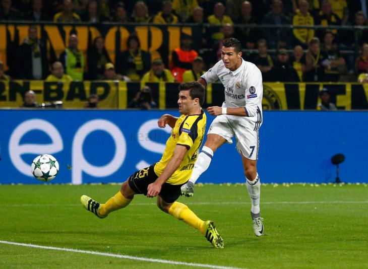 Криштиану Роналу забивает в ворота Боруссии