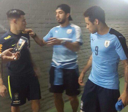 Ниже представлена фотка, где Суарес и Неймар что-то обсуждают с Коутиньо, возможно, будущий трансфер в «Барселону»: