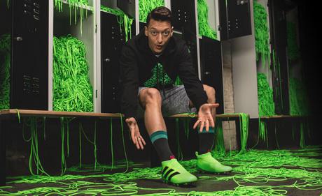 Adidas представила первые бутсы без шнурков