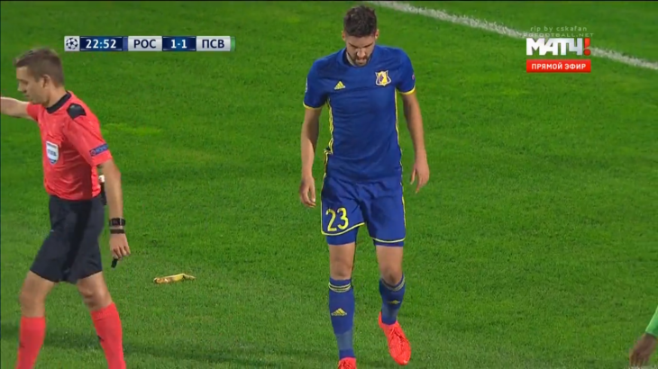 На матче «Ростова» и ПСВ был брошен на поле банан