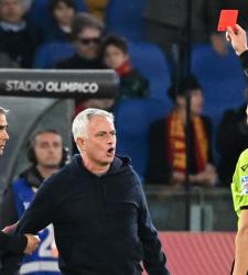 Моуриньо получил несколько матчей бана