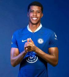 «Челси» подписывает хавбека Сантоса